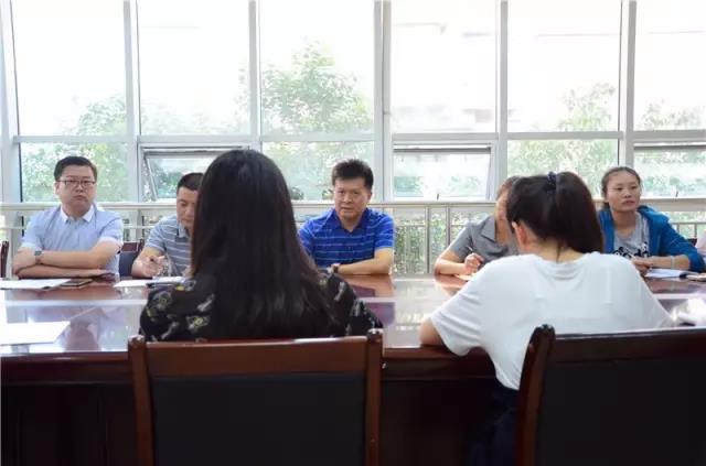 诚城社区党委书记邓志军主持召开创文动员大会